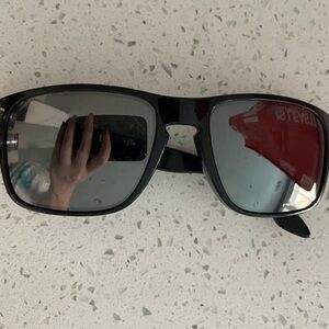 Men’s Black Oakley - needs replacement arm